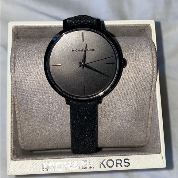 Watch - Picture 2 of 3